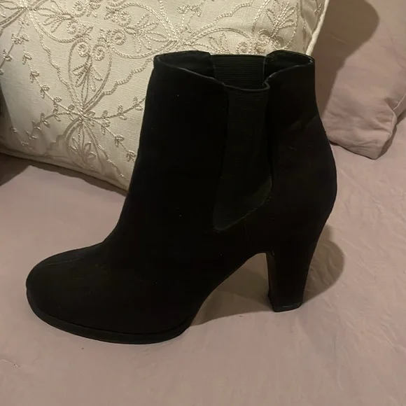 Rampage Women's Size 7M Suede Ankle Boots Black Jading Booties. Like New!!🌟✨🌟✨ - Picture 3 of 8